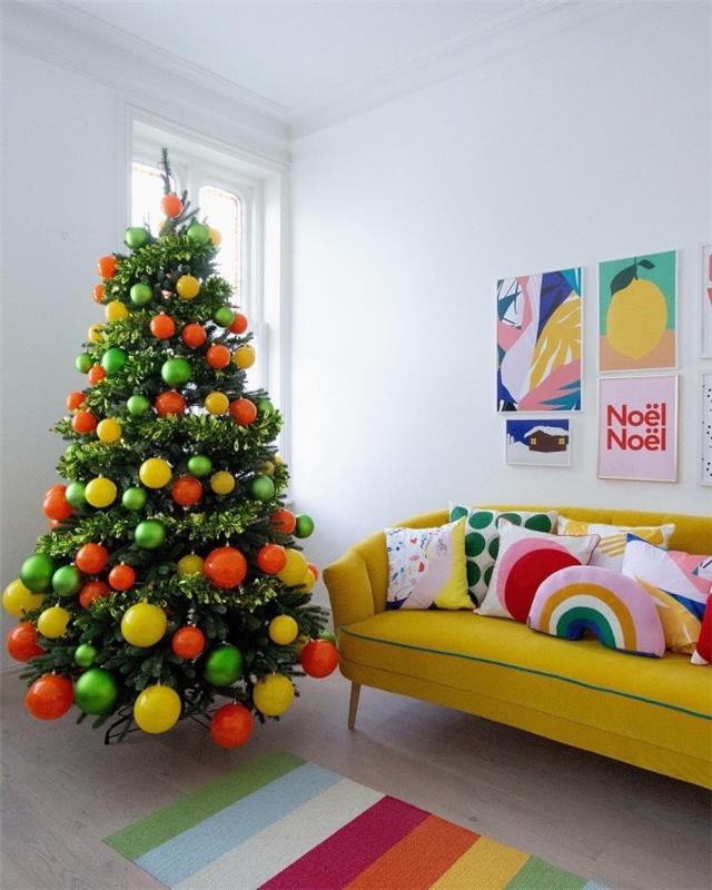 yeşil ve turuncu renklerde modaya uygun iç dekorasyon, parlak sarı renkte iç mobilyalar, turuncu ve sarı toplarla orijinal Noel ağacı