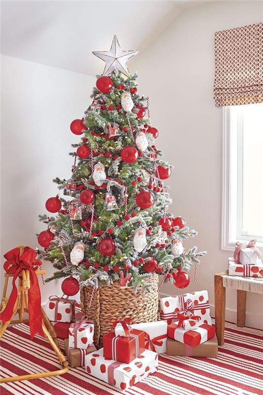 raudonos ir baltos spalvos kalėdinis kilimas dryžuoti raštai Kalėdų eglutės apdaila sidabrinė žvaigždė medinės suoliuko lango žaliuzės