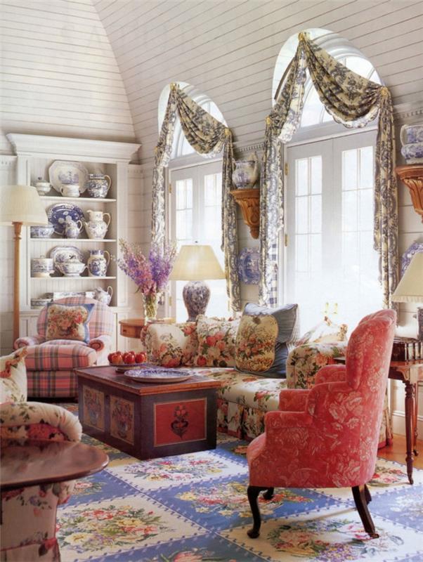 rdeč naslanjač, ​​vintage miza s shrambo, patchwork preproga, velika obokana okna, odprta polica, kvadratni naslanjač v roza barvi