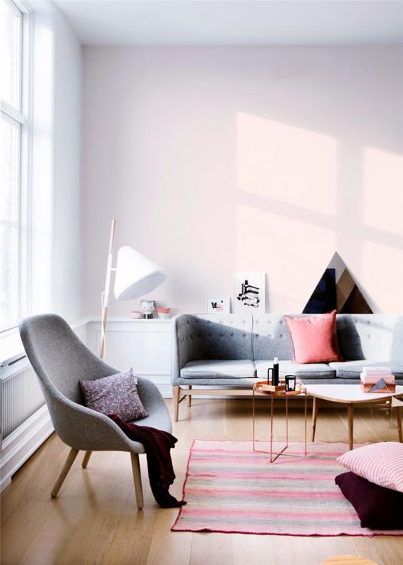 modernaus dizaino interjeras su šviesiai rožinėmis sienomis su dideliu baltu langu ir lubomis, rausvos ir violetinės spalvos dekoratyvinėmis pagalvėlėmis