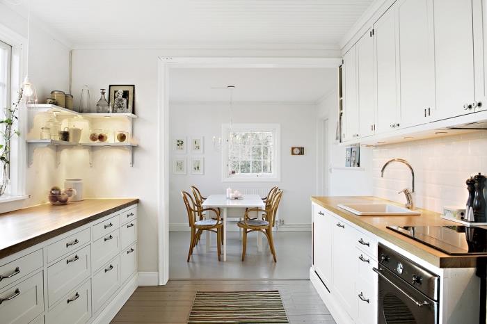 bela kuhinja v podeželskem slogu z belo barvo za stene in lahkim parketom, model vogalne stenske police