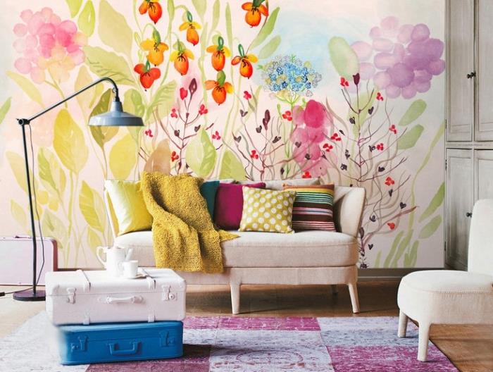 modernus ryškių spalvų svetainės išdėstymas su spalvingu gėlių tapetų raštu ir pagalvėmis