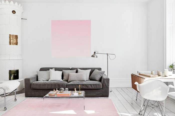 kokią spalvą susieti su pilka, balta svetainės dekoracija su židiniu, pilka sofa kartu su pasteliniu rožiniu kilimu