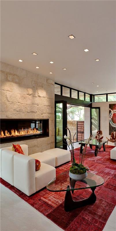 raudonas kilimas-dekoratyvinis-židinys-kilimas-spalva-amarantas-modernus interjeras