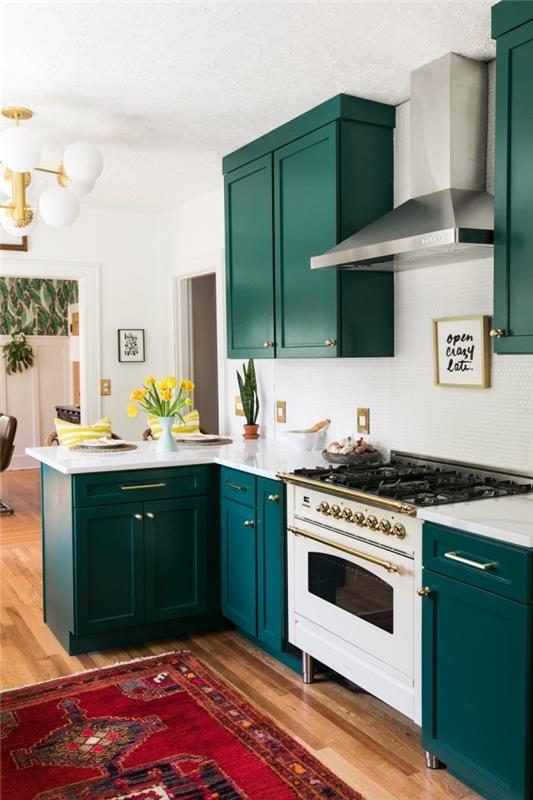 zamisel, kako obnoviti belo kuhinjo z obnovljenim pohištvom v temno zeleni barvi in ​​zlatim ročajem
