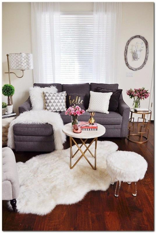 Pilka sofa, gauruotas kilimų studijos išdėstymas, buto dekoras, graži dekoravimo idėja