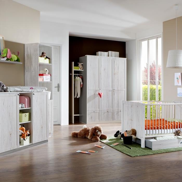 koyu laminant ahşap zeminli bej ve beyaz duvarlara sahip bir bebek odası için hangi mobilyalar seçilmeli