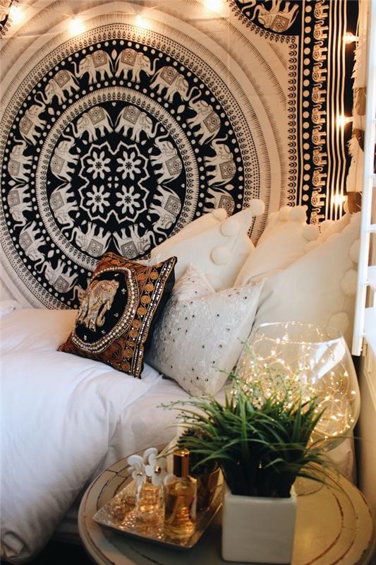 hipių prašmatnaus stiliaus dekoro idėja su baltos ir juodos spalvos sienų gobelenu, paauglių miegamojo dekoras su dekoratyvinėmis pagalvėlėmis ir žaliu augalu