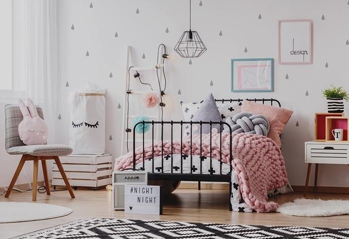 paauglių miegamojo gobeleno raštas lašai šviesiai pilkas lovos rėmas geležinis pledas stambus pastelinis rožinis tinklelis skandinaviškas kilimas