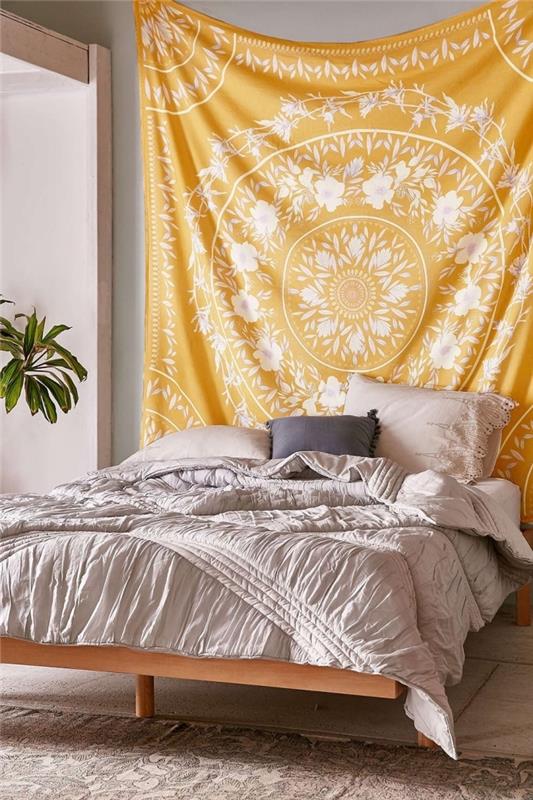 zamisel, kako okrasiti majhno spalnico za najstnike v slogu boho chic, vzorec tapiserije iz rumeno -bele stene v kombinaciji z zelenimi rastlinami