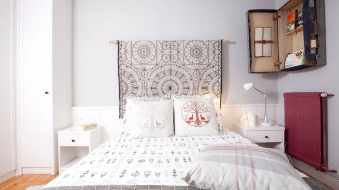sodobno vzdušje v spalnici z okrasjem vzglavja v belo -črni tapiseriji z vzorci mandale