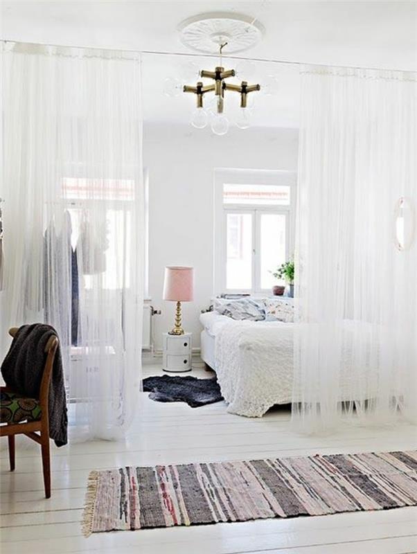 un'idea per arredare piccolo appartamento, con un tappeto a righe, tende bianche leggere come divisorio