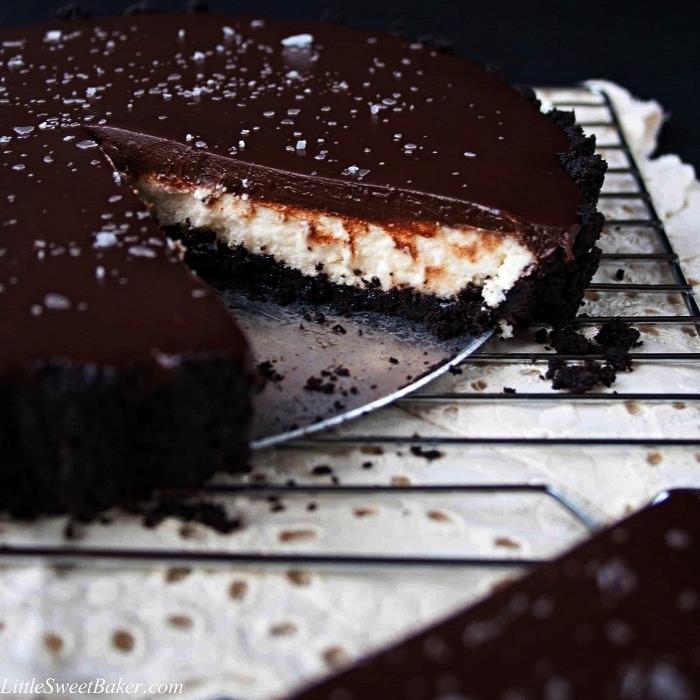 čokoladna torta brez peke na ozadju oreos piškotov, torta mascarpone, čokoladni ganache in piškoti