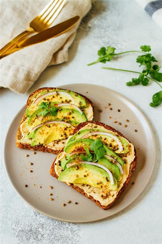 skrudinta duona su naminiu humusu ir avokadu, idealiai tinka pusryčiams nuo diabeto