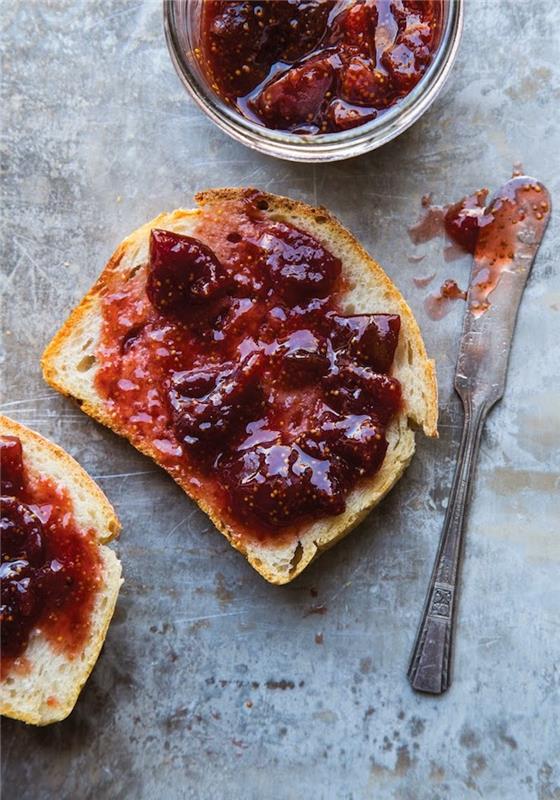 toast z domačo figovo marmelado s sladkorjem in limoninim sokom