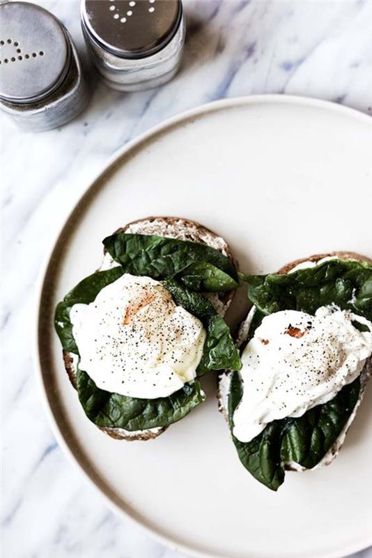 sağlıklı ve dengeli bir kahvaltı için sandviç usulü tost, ıspanak ve keçi peynirli bruschetta