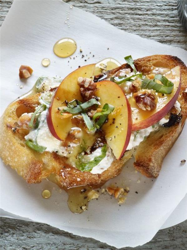 ev yapımı balzamik sirke azaltılmış yeniden ziyaret edilen İtalyan tostu, ricotta ve şeftali bruschetta