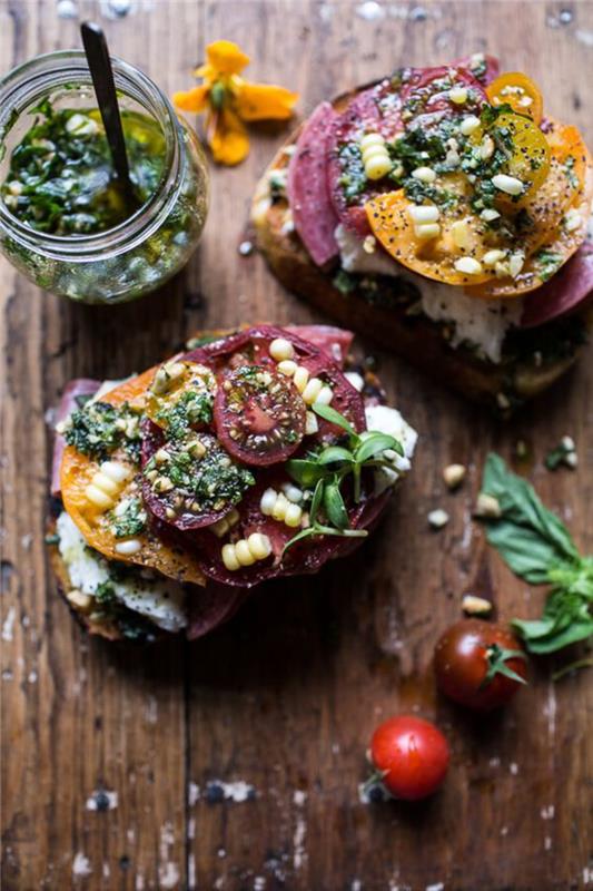 domatesli ve roka pestolu bruschetta tarifi, sağlıklı ve dengeli bir öğle yemeği için vejetaryen tost