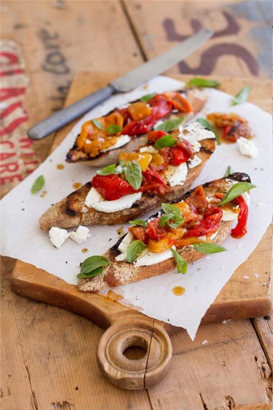 Közlenmiş biber ve buratta ile lezzetli bruschetta tarifi, Akdeniz aperitifi için fikir