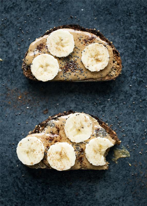 Liekninančios riekelės su žemės riešutų sviestu, bananu ir quinoa idealiai tinka sveikiems ir gurmaniškiems pusryčiams
