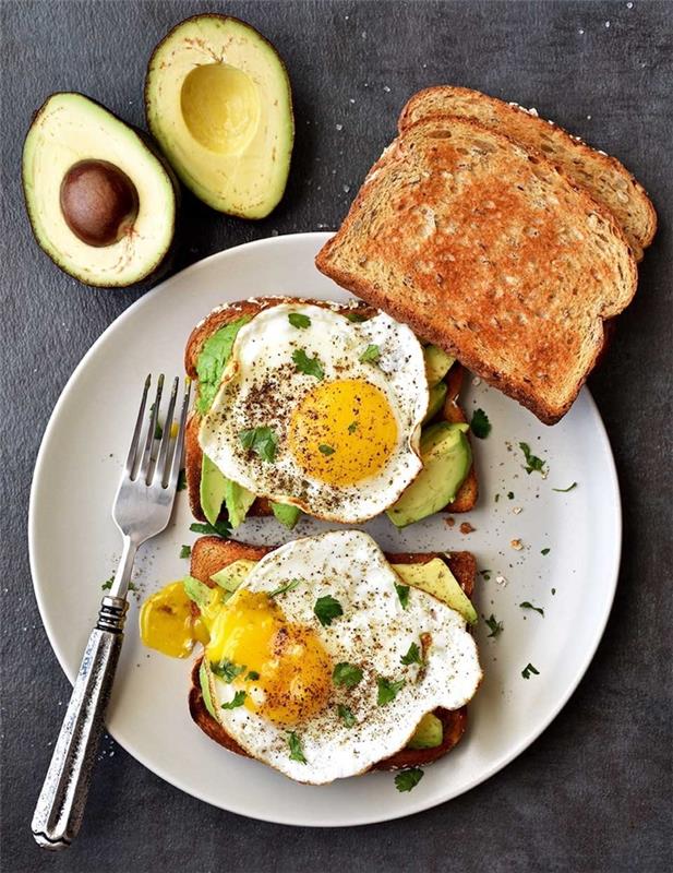 pusryčių idėja diabetikams, sveiki skrebučiai su avokadu ir pipiriniu kiaušiniu