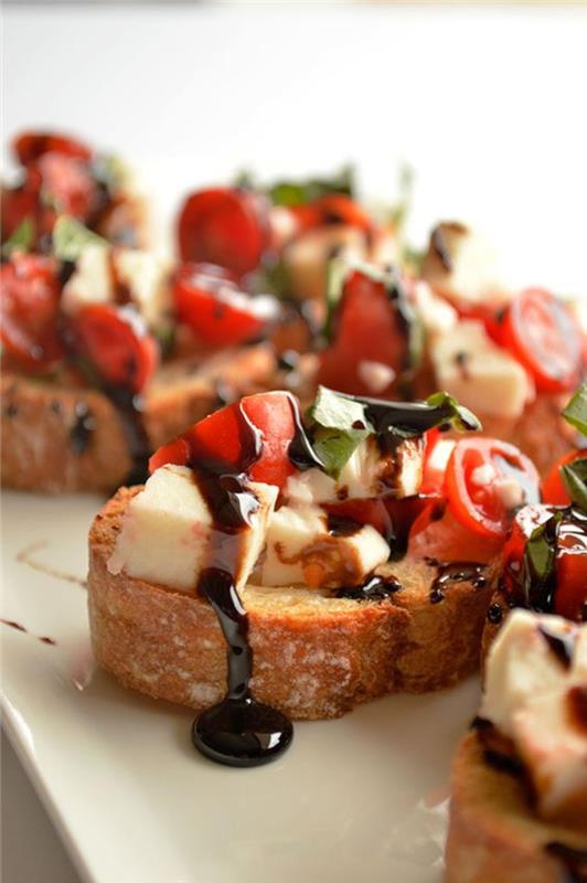 bir çiseleyen balzamik azaltma ile domates ve mozzarella peyniri ile bir İtalyan caprese sandviçi nasıl hazırlanır