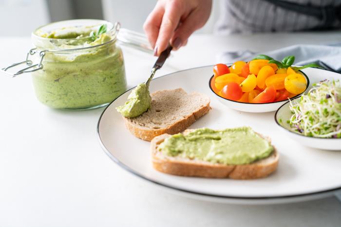 originalni apero toast, bazilika in avokadov pesto toast, enostavna predjed brez pečenja