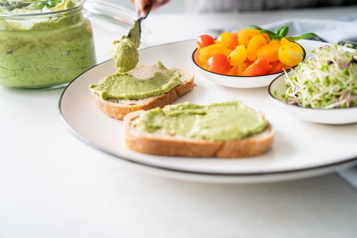 preprost recept za apero toast iz zelene bazilike in avokadovega pesta z indijskimi oreščki, preprost recept za domači pesto