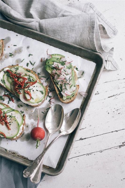 frenk soğanı, turp ve avokado ile süslenmiş vejetaryen ricotta bruschetta