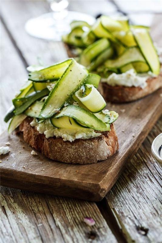 kabak ve keçi peynirli hafif bruschetta tarifi, kolay ve lezzetli bir aperatif fikri