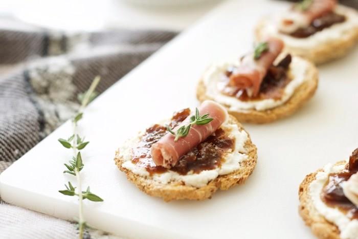 užkandis, užkandis, rikotos skrebučiai su figų uogiene, kumpiu ir čiobreliais, greito užkandžio idėja