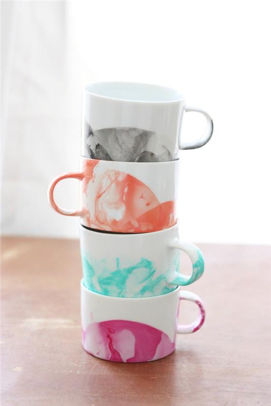 güzel bir suluboya efekti vermek için oje ile kişiselleştirilmiş seramik kahve kupaları, anneler günü etkinliği
