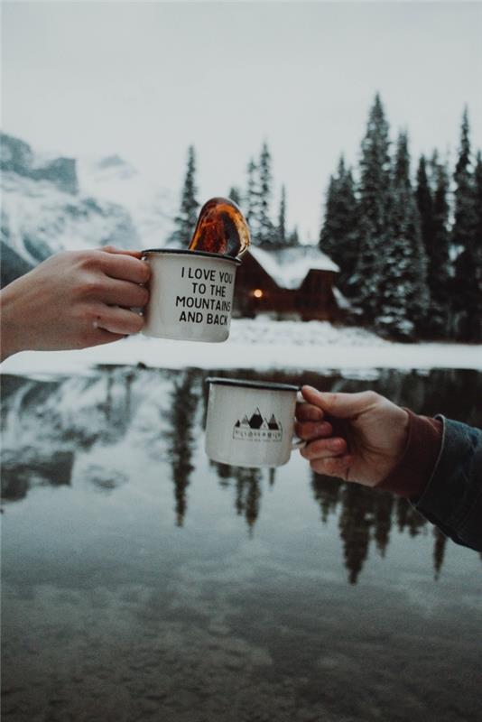 göl kenarında karlı manzara ile kış çift fotoğrafı, mobil duvar kağıdı için doğa fotoğrafında kahve fincanları