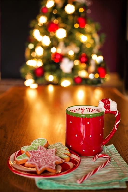 tradicinės Kalėdų eglutės įvaizdis, papuoštas balta ir raudona spalvomis su šviesia girlianda, jaukūs Kalėdų tapetai