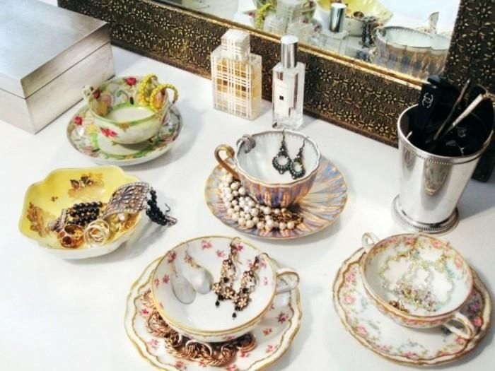 „Shabby-Chic“ stiliaus arbatos puodeliai ir lėkštės paverčia-apyrankėmis-laikymo auskarais ir žiedais