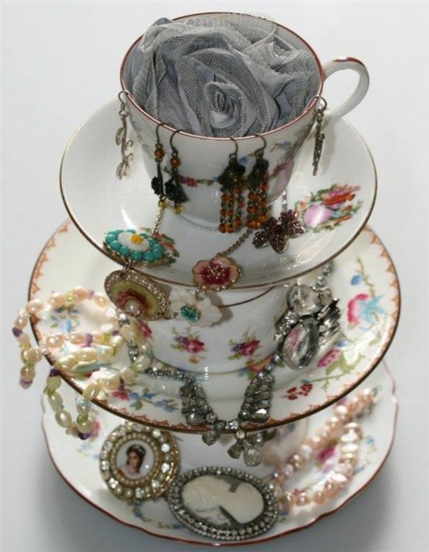 čajne skodelice in krožniki-lepljeni-na-ena-na-drugi-naredi sam-nakit-prikaz