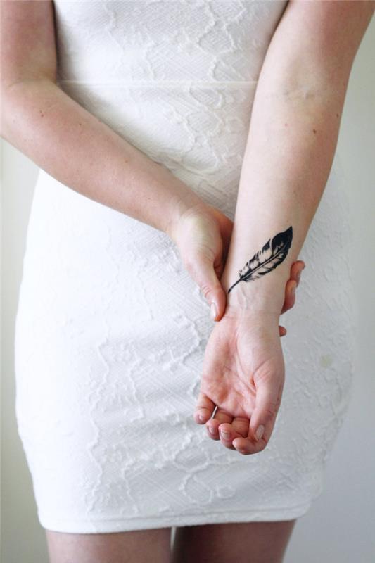 laikina tatuiruotė moteris plunksnos riešo idėja tatuiruotė trumpalaikė
