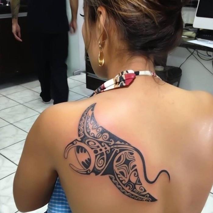 genties tatuiruotė moteris erškėčių žuvis atgal maorių simbolis