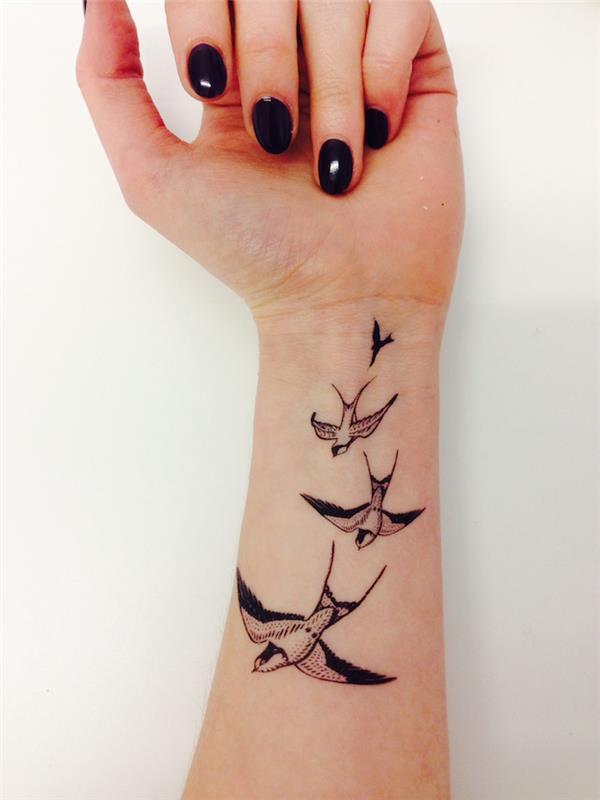 tataouge lastovka roka ženska teporaire tetovaža efemer