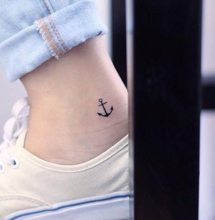 Ideja za mini tetovažo sidra za gleženj na stopalu ženske