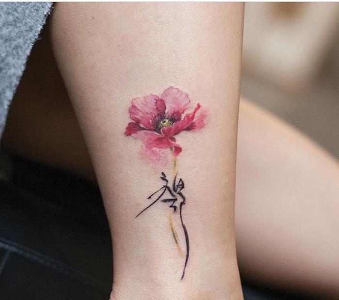 dövme haşhaş dövme gül suluboya tarzı japon çiçek sembolü ayak bileğinde