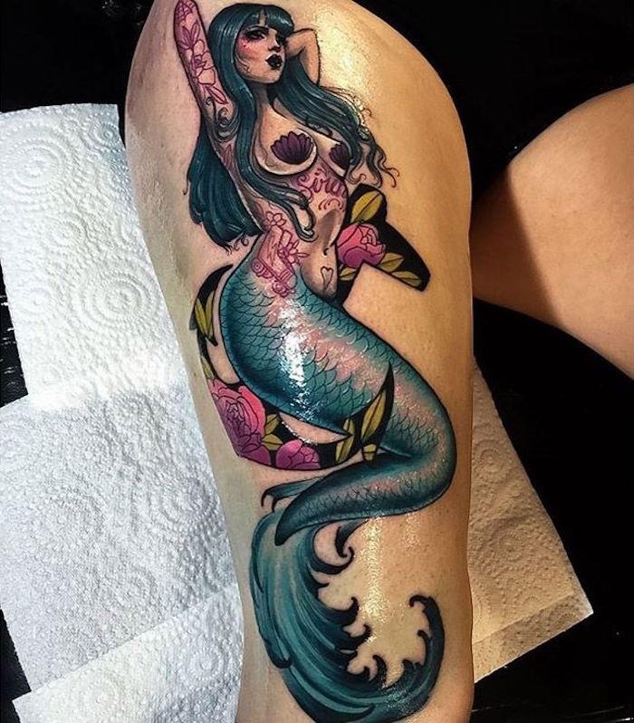 Undinėlės moters šlaunies tatuiruotė spalvomis ant kojos