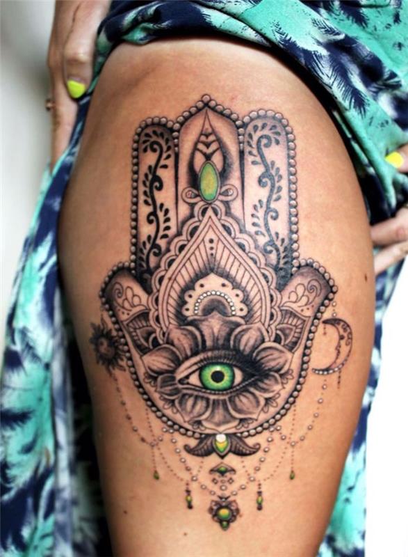Šlaunies tatuiruotė moteris tatuiruoja fatmos ranką ant kojos