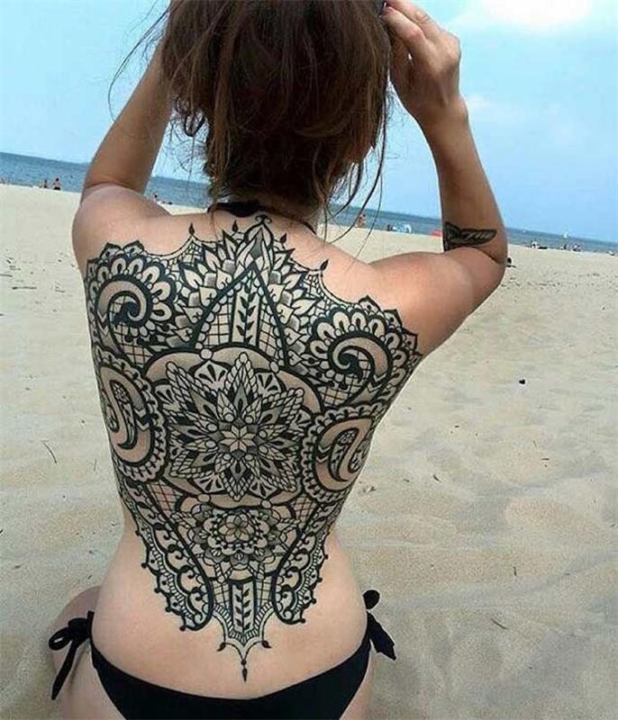 Rožinė tatuiruotė ant nugaros moters tatuiruotė juoda mandala
