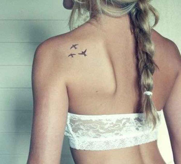Moteriška tatuiruotė tatuiruotė moteris paukščiai atgal