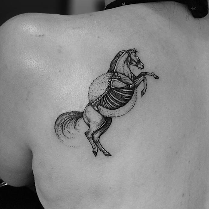 Tatuiruočių idėjos moterims arklio nugaros originalus petys