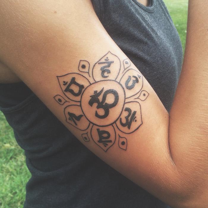 tatuiruočių budizmo simbolis Om mani padme hum čakros