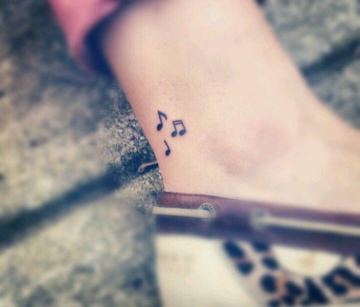 tatoo glasbene note kot tetovaža na gležnju mini tatoo ideja