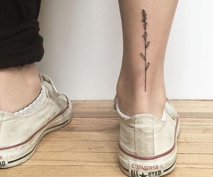 Ideja cvetnega stebla kot tetovaža na gležnju na zadnji nogi
