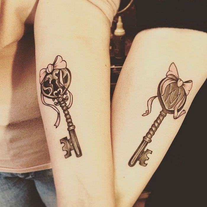 įprasta geriausio draugo tatuiruotė, rašalo kūno piešinys ant rankų, pagrindinis dizainas su rožine juostele